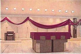 An altar virtually identical to the Masonic lodge pictured above. Judeo-Freemasonry now runs the Church, promoting the Masonic Trinity in their Satanic Masses (post-1962).